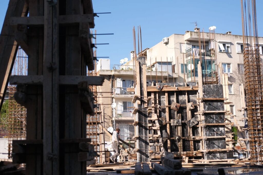 Anahtar teslim inşaat şantiyesinde betonarme kolon ve kalıp imalatı – Denizli Acıpayam