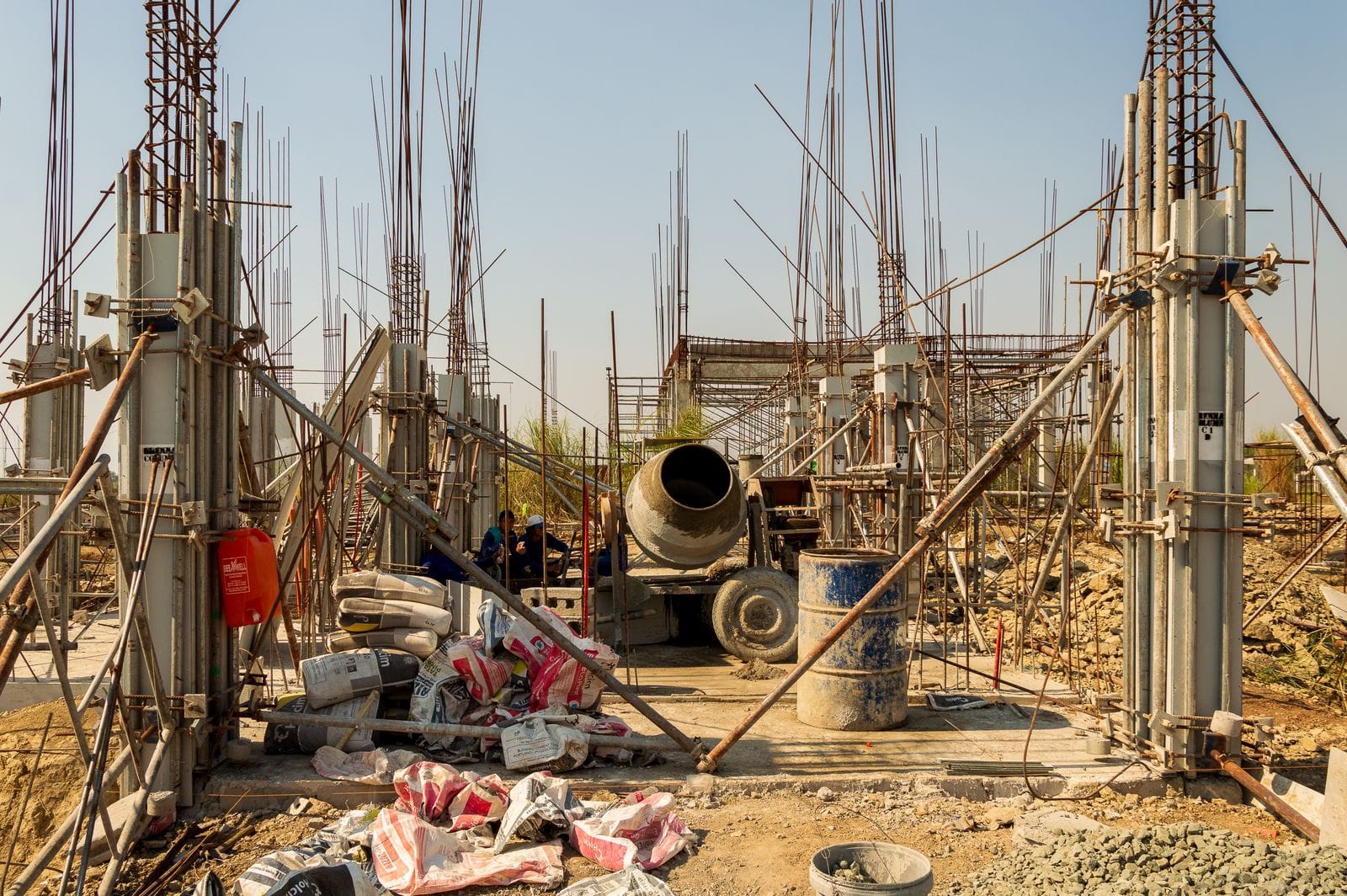 Betonarme bina güçlendirme ve kolon inşaatı çalışması