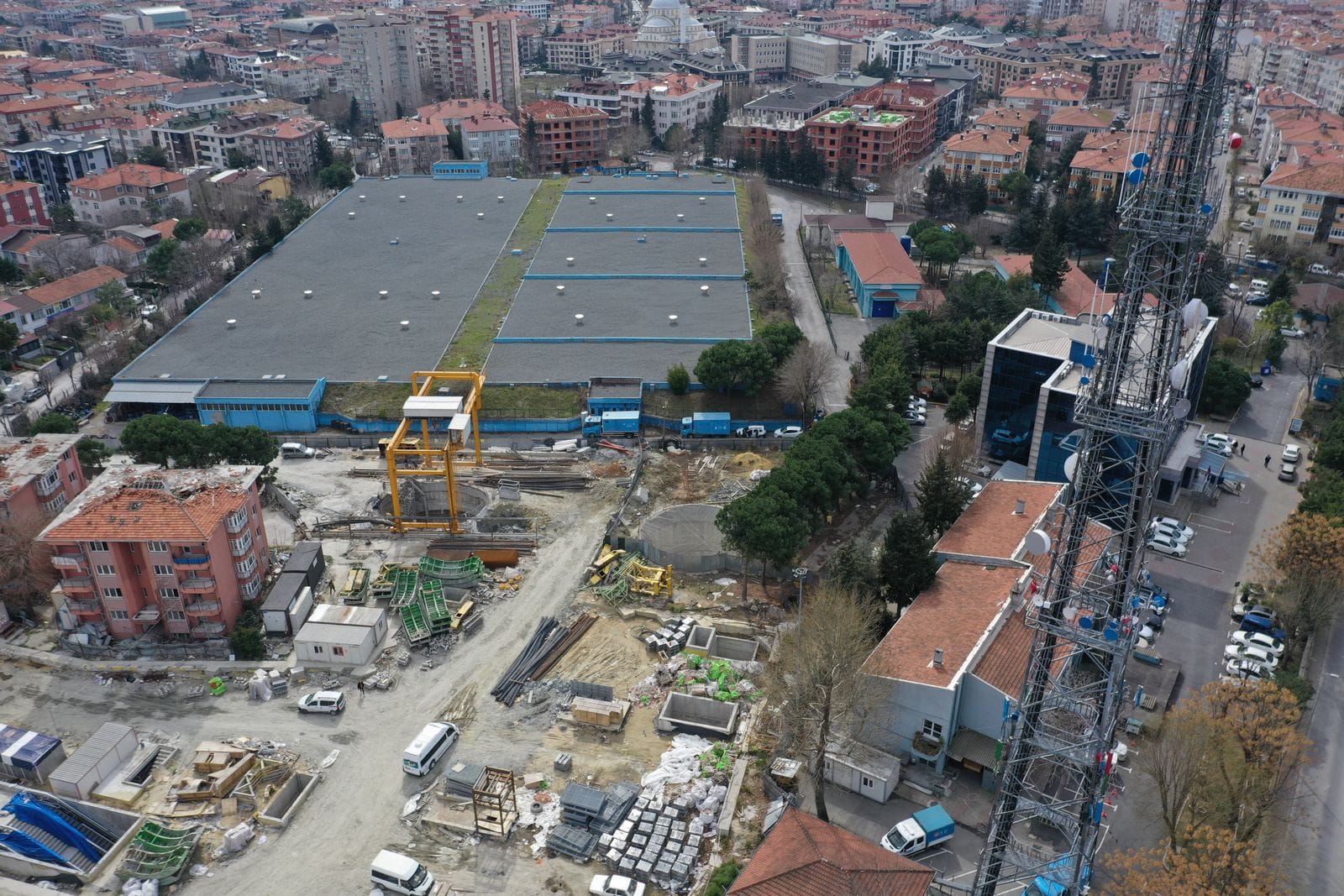 Şehir dokusu içinde vinçli inşaat şantiyesi, imar ve ruhsat denetimi