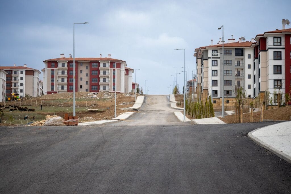 Yeni tamamlanmış kırmızı ve beyaz cepheli konut blokları