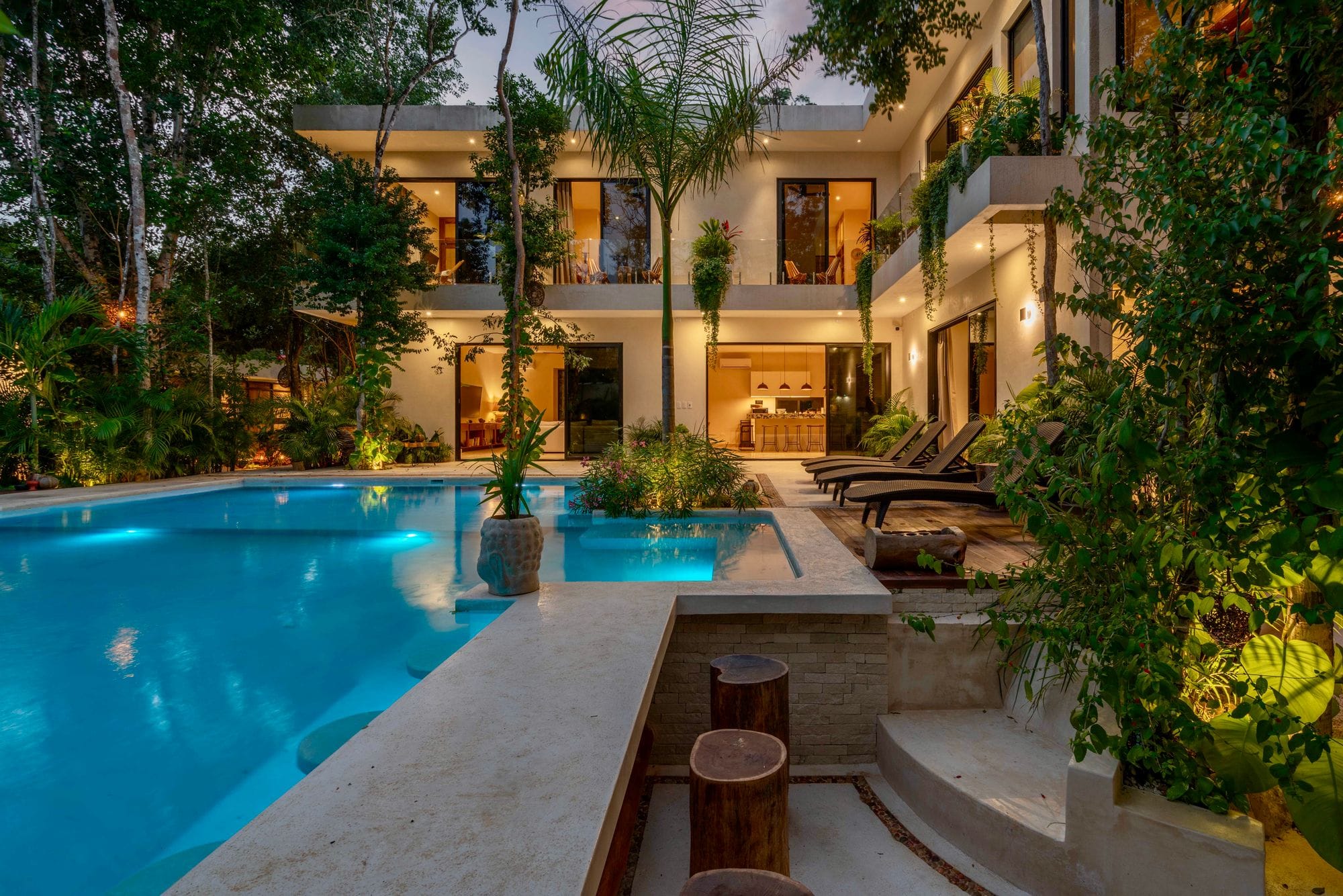 Havuzlu ve yoğun peyzajlı, aydınlatılmış iki katlı modern villa — Özkaya Mühendislik mimari proje ve villa tasarımı