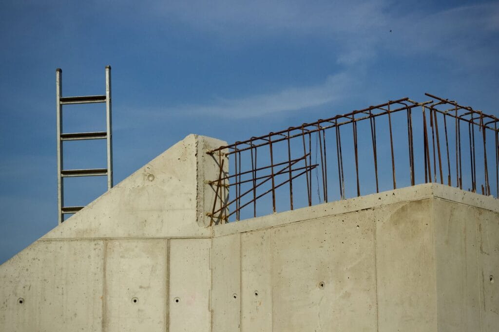 Filizli donatısı görünen yarım kalmış betonarme yapı