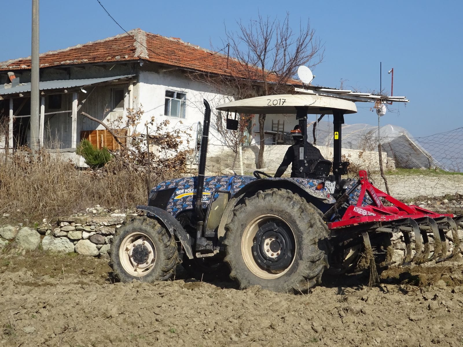 Manisa Selendi'de traktörle sürülen tarım arazisi