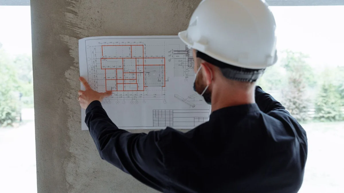 TUS lu proje nedir - santiyede kat plani inceleyen teknik uygulama sorumlusu muhendis