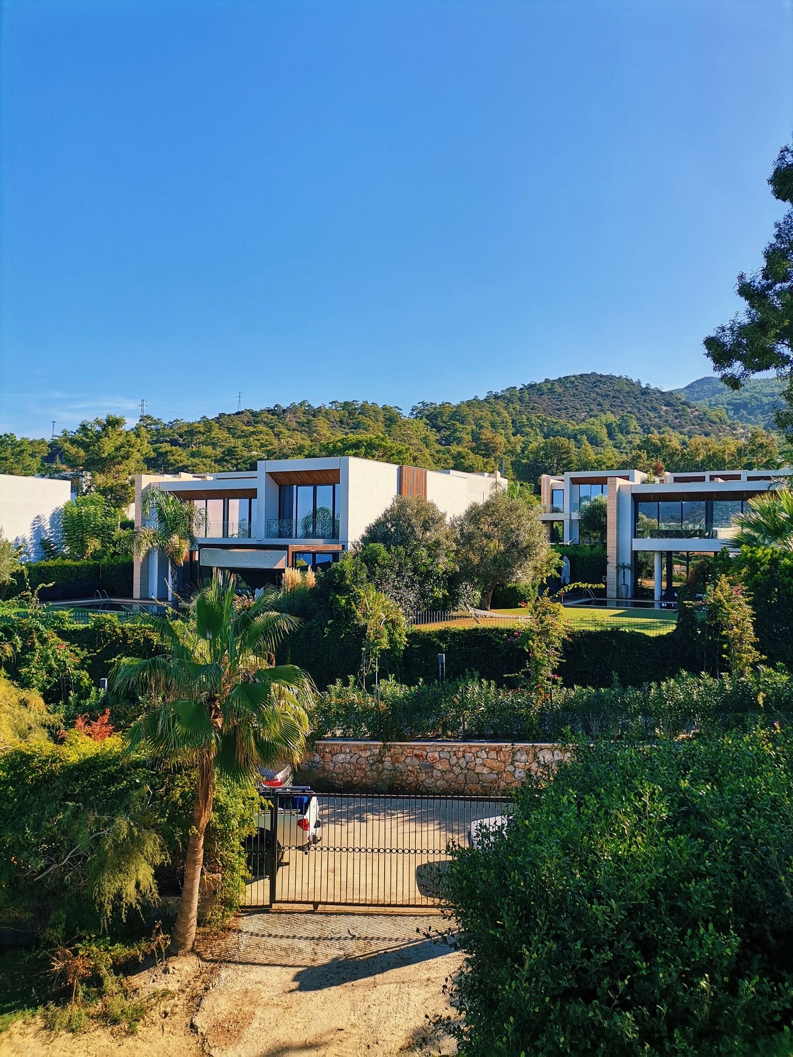 Türkiye'de doğayla iç içe modern villa mimarisi örneği