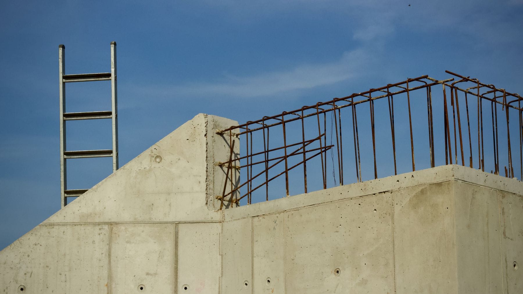 İnşa halindeki betonarme taşıyıcı sistem — kolon ve perdeler
