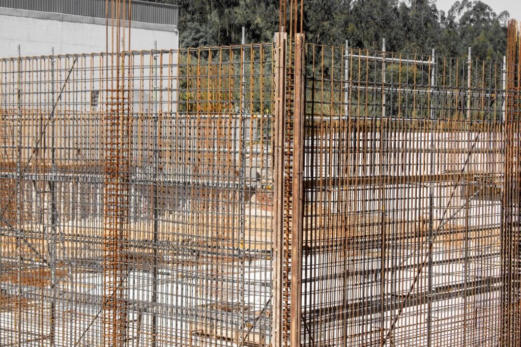 Betonarme yapı için hazırlanmış donatı kafesi