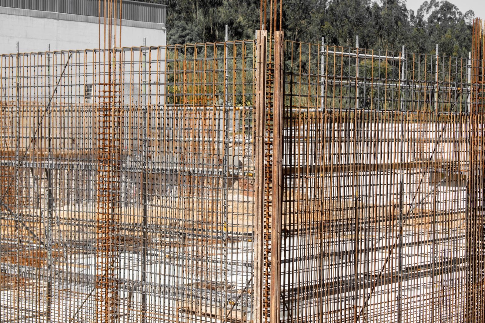 Betonarme perde ve kolon donatı kafesi — statik projenin sahadaki karşılığı