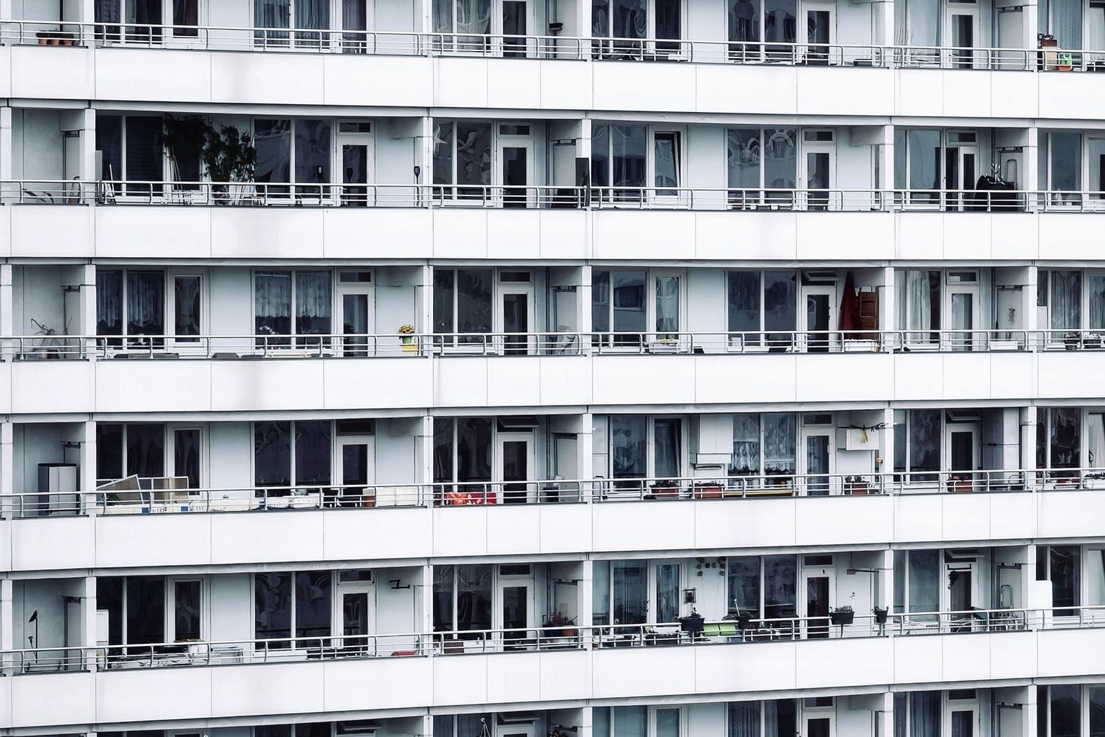 Balkonlu, çok bloklu toplu konut apartmanları — TOKİ tipi sosyal konut örneği